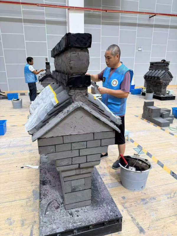 凡资配 刘明忠：从草堂到武侯祠，我用泥瓦“缮”待它 | 大国工匠·文物医生